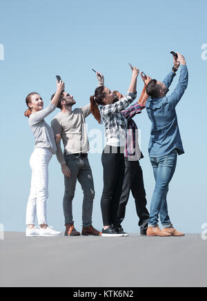 Ansicht der Rückseite. glückliche Freunde auf selfie. Stockfoto