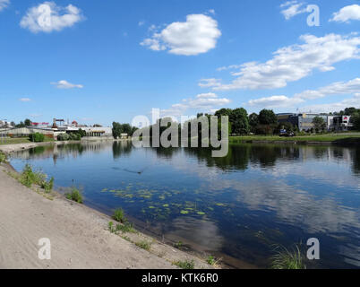 Der Titel BDG BrdaLu 2 6 2015 bezieht sich auf ein Gebäude oder eine Struktur, möglicherweise im Zusammenhang mit einer Veranstaltung oder Adresse im Jahr 2015. Der Verweis deutet darauf hin, dass es sich um einen Ort, möglicherweise in einer Stadt oder Region, handeln könnte, aber für eine genauere Beschreibung wäre ein weiterer Kontext erforderlich. Es handelt sich wahrscheinlich um ein architektonisches Merkmal oder ein städtebauliches Ereignis. Stockfoto