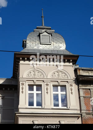 Foto von Gebäuden in der GdaÅ„ska-Straße 92-94 in Bydgoszcz, Polen, aufgenommen am 3. Juli 2015. Das Bild zeigt die architektonischen Details dieser Bauten entlang der markanten GdaÅ„ska Straße. Stockfoto