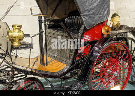 Das 1892 Benz Automobil, das von Karl Benz in Mannheim gefertigt wurde, verfügt über einen wassergekühlten 5 PS-Einzylinder-Benzinmotor. Es ist im Luray Caverns Car and Carriage Museum in Luray, Virginia, ausgestellt und stellt eines der frühesten Beispiele moderner Automobile dar. Stockfoto