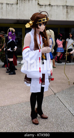 Ein Cosplayer, der als Schlachtschiff Kongo aus der beliebten Spielserie „Kantai Collection“ verkleidet ist, posiert bei FF26, einem Fan-Event im Jahr 2015. Das Kostüm repräsentiert die Eigenschaften des Schiffes und unterstreicht ihren Status als starkes und ikonisches Schiff in der Geschichte der Marine. Stockfoto