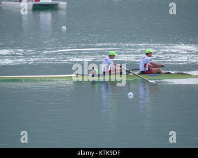 Foto von der Aviron Ruderweltmeisterschaft 2015, die Athleten während des Ruderturniers in Aiguebelette, Frankreich, in Aktion hält. Stockfoto