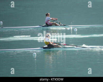Dieses Bild zeigt die Eröffnungsmomente der Aviron Weltmeisterschaft 2015, einem Ruderwettbewerb, bei dem Spitzensportler aus der ganzen Welt an einem international anerkannten Event teilnehmen. Stockfoto
