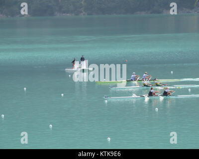 Dieses Bild fängt einen Moment der Aviron-Weltmeisterschaft 2015 ein, einem prestigeträchtigen Ruderwettbewerb, bei dem die besten Ruderer der worldâ und ihre sportlichen Fähigkeiten in einem hochkarätigen Wettkampf präsentiert werden. Stockfoto