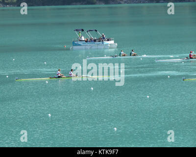 Ein Foto von der Ruderweltmeisterschaft 2015, das einen wichtigen Moment des Rennens zeigt und die Intensität und Athletik der Teilnehmer einfängt. Stockfoto