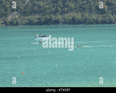 Ein Bild von der Ruderweltmeisterschaft 2015 mit Athleten, die an einem Ruderevent teilnehmen. Das Foto zeigt die Intensität und Sportlichkeit des Sports während eines internationalen Wettbewerbs auf hohem Niveau. Stockfoto