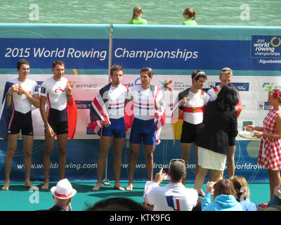 Bei den Aviron Weltmeisterschaften 2015 traten Athleten aus der ganzen Welt an verschiedenen Veranstaltungen an. Dieses Bild zeigt die Intensität des 50-Meter-Sprints, ein aufregendes Highlight des Wettbewerbs. Die Meisterschaften 2015 wurden in Frankreich ausgetragen, um Elitetalente zu präsentieren und die Bühne für zukünftige internationale Ruderturniere zu schaffen. Stockfoto