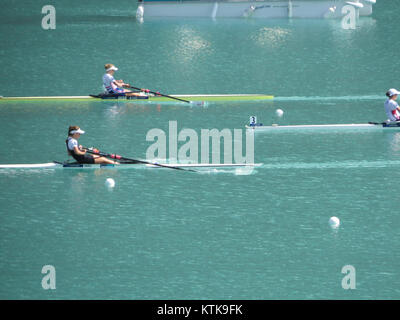Bei der Ruderweltmeisterschaft 2015 in Aviron traten Athleten aus aller Welt auf höchstem Niveau an. Dieses Bild zeigt die Intensität des Wettbewerbs und zeigt das Können und Engagement der Ruderer. Stockfoto