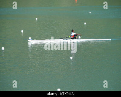 Dieses Bild fängt einen Moment der Aviron Ruderweltmeisterschaft 2015 ein und zeigt die Intensität des Wettbewerbs. Stockfoto