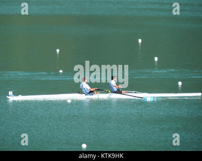 Bei den Ruderweltmeisterschaften 2015 in Aviron wurde das weltweite Rudertalent gezeigt. Dieses Bild zeigt einen Moment aus dem Event, bei dem Athleten aus der ganzen Welt zusammenkamen. Stockfoto