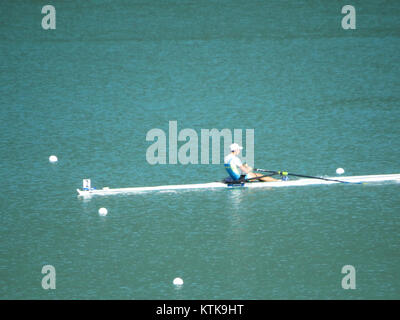 Ein Bild von der Ruderweltmeisterschaft 2015, das ein Wettkampf im Rudersport einfängt. Der Wettkampf ist Teil des globalen Ruderkalenders und zeigt Athleten aus aller Welt. Stockfoto