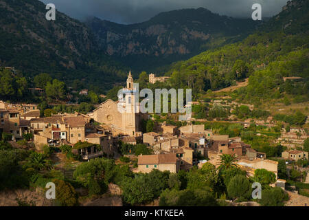 Insel Mallorca landschaftlich.Dorf Valldemossa in den Bergen von Tramontana. Stockfoto