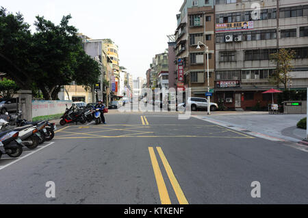 Die Baoqing Street, die sich in einem Stadtgebiet befindet, spiegelt die Dynamik des modernen Stadtlebens mit ihrer lebhaften Atmosphäre wider. Das Bild fängt die Hektik des Alltags in diesem lebhaften Viertel ein. Stockfoto