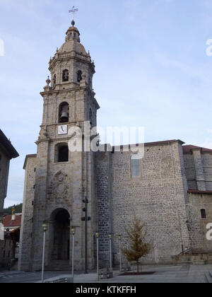 Die Iglesia de San Pedro de Ariznoa ist eine Kirche in Bergara, Spanien, die für ihr religiöses und architektonisches Erbe bekannt ist, das die spanische Geschichte widerspiegelt. Stockfoto