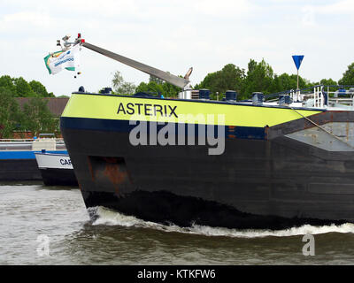 Die Asterix ist ein Schiff mit der IMO-Nummer 9679309, das im Amsterdamer Rijnkanaal fährt. Dieses Bild zeigt das Schiff, das durch den Kanal navigiert, und zeigt sein Design und seine Funktion auf dem Wasserweg. Stockfoto