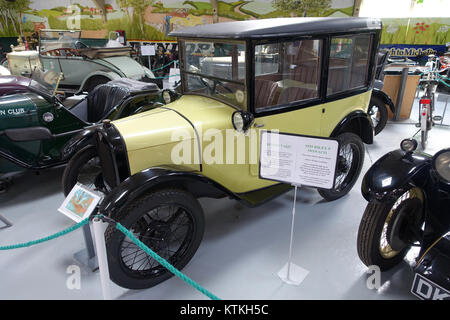Der Austin 7 von 1927, ausgestellt im Wildfowl and Motor Museum in Halland, East Sussex, England, ist ein klassisches britisches Auto. Bekannt für seine kompakte Größe und Popularität im frühen 20. Jahrhundert, ist der Wagen Teil der Oldtimer-Sammlungen. Stockfoto