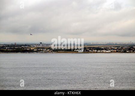 Der Flughafen Bari, der sich in Italien befindet, wird aus dieser Perspektive vom Meer aus betrachtet. Das Bild zeigt die Nähe des Flughafens zur Küste und die Integration der Luft- und Seeverkehrsinfrastruktur in der Region. Stockfoto