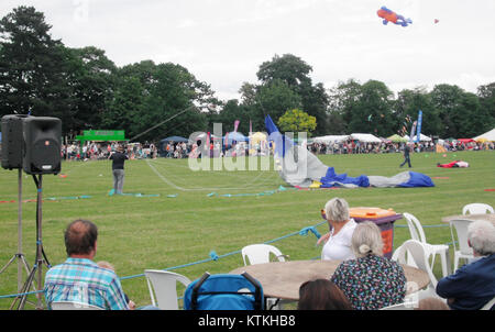 Das Bed Kite Festival 2016, eine einzigartige kulturelle Veranstaltung, brachte Künstler und Enthusiasten zusammen, um das Drachenfliegen in verschiedenen kreativen Formen zu feiern. Mit farbenfrohen Drachen aller Größen und Designs wurde der künstlerische und Freizeitwert des Drachenfliegens hervorgehoben, zusammen mit Darbietungen und Ausstellungen, die das Können und die Handwerkskunst hinter den Drachen demonstrierten. Stockfoto