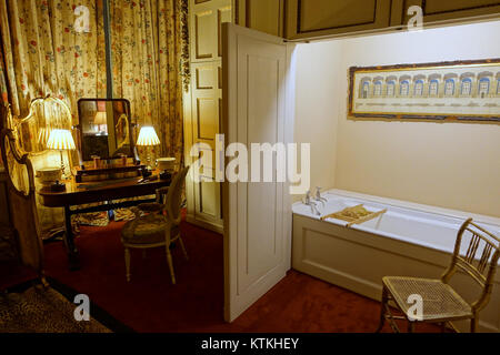 Die Zimmer des Bath Marquis und der Marchioness of Normanby befinden sich im Chatsworth House in Derbyshire, England, und zeigen die Pracht der englischen aristokratischen Innenarchitektur, die Luxus mit historischer Architektur verbindet. Stockfoto