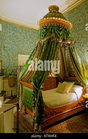 Dieses Bild zeigt Bett 2 im Wellington Bedroom in Chatsworth House, Derbyshire, England. Das Zimmer ist Teil des Herrenhauses, bekannt für seine historische Bedeutung und luxuriöse Inneneinrichtung. Stockfoto