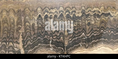 Eine Banded Iron Formation (BIF) in Mailand bezieht sich auf ein geologisches Merkmal, bei dem sich Schichten eisenreicher Mineralien mit Kieselsäure oder anderen Gesteinsschichten abwechseln. BIFS sind wichtig für das Verständnis der frühen Erdatmosphäre und der Geschichte der Sauerstoffproduktion. Stockfoto