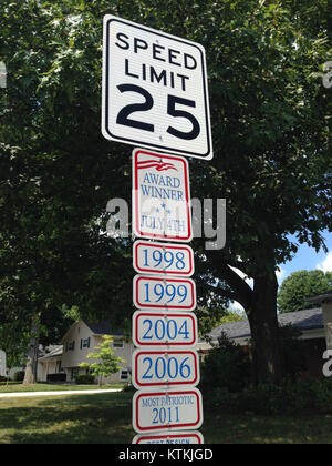 Dieses Bild fängt den Moment ein, in dem ein Preisträger am 4. Juli für seine Leistungen in einer Zeremonie an diesem bedeutenden amerikanischen Feiertag geehrt wurde, als Symbol für Patriotismus und Nationalstolz. Stockfoto