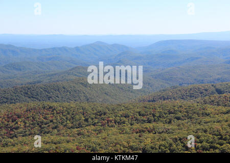 Ein Panoramablick auf Beacon Heights, North Carolina, aufgenommen im Oktober 2016. Das Foto zeigt die malerische Schönheit der Blue Ridge Mountains mit üppigen Wäldern und sanften Hügeln, die die Landschaft der Region prägen. Stockfoto
