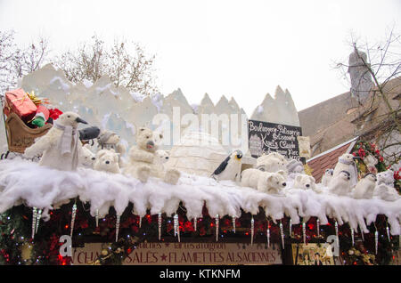 *Banquise* am Place de l'Ancienne Douane in Straßburg, Frankreich, bezieht sich auf einen historischen Ort, der Teil des alten Zollbezirks ist. Dieser Ort spiegelt das architektonische und kulturelle Erbe der Stadt wider. Stockfoto