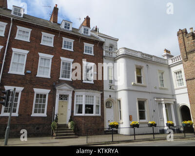 Beverley ist eine historische Stadt im East Riding of Yorkshire, England. Die Stadt ist für ihre mittelalterliche Architektur bekannt und beherbergt das Beverley Minster, ein prominentes Beispiel gotischer Baukunst. Beverleys Geschichte und Rolle im regionalen Handel sind Schlüsselelemente seiner Vergangenheit und machen es zu einem wichtigen kulturellen und historischen Ort in der Region. Stockfoto