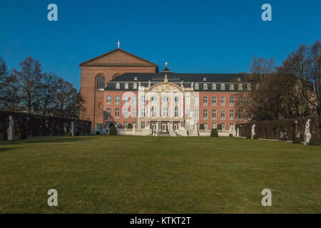 Kurfürstliche Schloss in Trier. Stockfoto