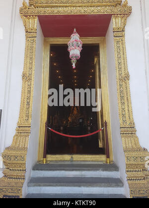 Das Bangkok National Museum, das auf diesem Foto von 2017 zu sehen ist, ist ein bekanntes Museum in Thailand. Es beherbergt eine riesige Sammlung thailändischer Kunst, Artefakte und historischer Objekte, die einen Einblick in Thailands kulturelle und historische Entwicklung bieten. Stockfoto