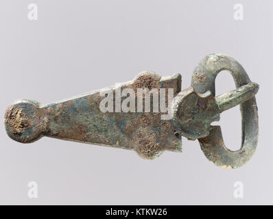 Eine historische Gürtelschnalle, die in zwei Teile unterteilt ist, befindet sich in der Sammlung des Metropolitan Museum of Art und zeigt komplizierte Designarbeiten und Handwerkskunst aus der Zeit, die es repräsentiert. Stockfoto