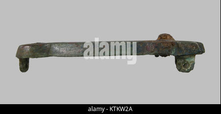 Diese Gürtelschnalle, die im MET (Metropolitan Museum of Art) ausgestellt ist, besteht aus zwei Teilen und stellt ein bedeutendes Stück dekorativer oder funktionaler Kunst dar. Das Objekt hat wahrscheinlich einen kulturellen oder historischen Wert und veranschaulicht Handwerkskunst und Design aus einer bestimmten Zeit oder Kultur. Stockfoto