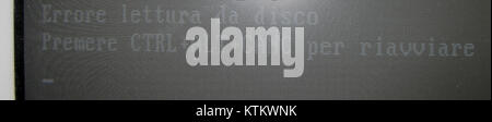 Dieser Begriff bezieht sich auf einen „Lesefehler von der Festplatte“, der häufig beim Computing auftritt, wenn ein Speichergerät Daten nicht lesen oder abrufen kann. Dieser Satz spiegelt technische Probleme wider, die in digitalen Umgebungen auftreten können. Stockfoto