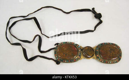 Diese Gürtelschnalle, die Teil der Sammlung des Metropolitan Museum of Artâ ist, ist ein historisches Artefakt, das Mode aus vergangener Zeit zeigt. Sein kompliziertes Design unterstreicht die Handwerkskunst und den Stil der Zeit, die sie repräsentiert. Stockfoto
