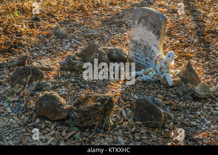 Ein 2 Jahre altes Kind Grab an der Adelaida Friedhof. Der Friedhof wurde von Wesley Burnett in den späten 1800er Jahren und ist ziemlich groß, bestehend aus tw Stockfoto