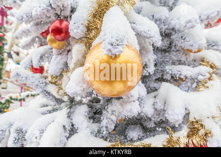 Goldene Weihnachtskugel Stockfoto