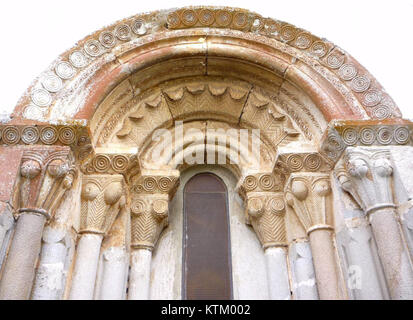 Die Iglesia de San Pedro in Beluntza, Urkabustaiz, Spanien, ist eine historische Kirche, die für ihre architektonischen Merkmale und ihre Bedeutung für das lokale religiöse und kulturelle Erbe bekannt ist. Stockfoto