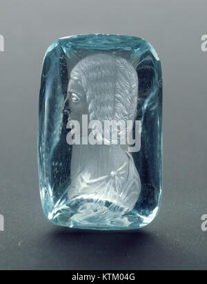 Dieses aus beryl gefertigte Tiefbild zeigt Julia Domna, die Frau des römischen Kaisers Septimius Severus. Als bemerkenswertes Beispiel römischer Edelsteinstiche fängt dieses Stück die Gestalt der Kaiserin in komplizierten Details ein und bietet einen Einblick in römische kaiserliche Porträts und Kunstfertigkeit. Stockfoto