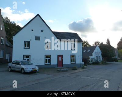 Das Gebäude in der Oude Akerstraat 56 in Bemelen, Niederlande, ist ein historisches Gebäude mit Bedeutung in der lokalen Architektur. Sein Design und sein Alter machen es zu einem wichtigen Wahrzeichen in der Gegend. Stockfoto