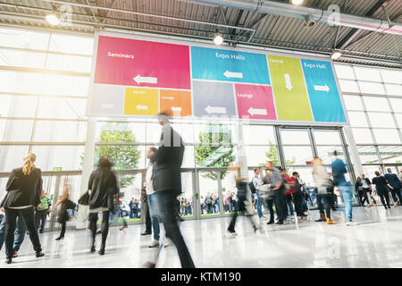 Messebesucher in eine moderne Halle hetzen Stockfoto