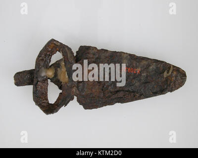 Ein Fragment einer Gürtelschnalle aus der antiken Sammlung des Metropolitan Museum of Art (MET). Das Artefakt repräsentiert historische Handwerkskunst, die wahrscheinlich auf die frühen Jahrhunderte zurückgeht. Stockfoto