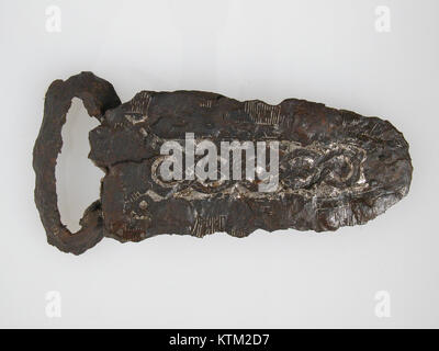 Die Gürtelschnalle-Befestigungsplatte, die durch den MET X209 28 32s-Code identifiziert wird, ist ein historisches Artefakt, das wahrscheinlich aus militärischer oder zeremonieller Verwendung stammt. Das Objekt war Teil einer Sammlung im Metropolitan Museum of Art, in der historische Accessoires zum Befestigen von Gürtel oder anderen Kleidungsstücken gezeigt wurden. Stockfoto