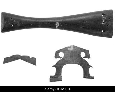 Die Bass Viol (MET 224294) ist ein historisches Streichinstrument aus der Sammlung des Metropolitan Museum of Art, das Handwerkskunst und Design aus seiner Zeit zeigt. Stockfoto