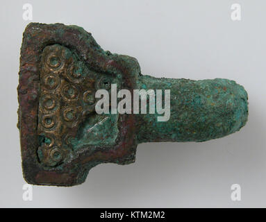 Dieses Artefakt ist eine Gürtelzunge aus der Sammlung des Metropolitan Museum of Art. Es ist ein Beispiel für Metallhandwerkskunst, das speziell für die Befestigung von Gurten entwickelt wurde und historisch in verschiedenen Kulturen verwendet wurde. Das Stück ist Teil einer größeren Ausstellung, in der Artefakte aus verschiedenen Zeiträumen gezeigt werden. Stockfoto