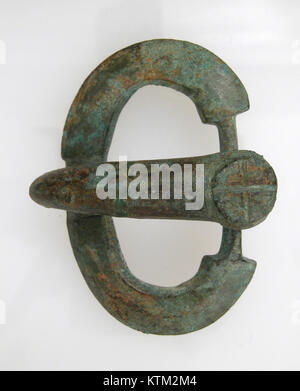 Die Gürtelzunge und Oval Loop von einer Schnalle ist ein Metallartefakt, das sich im Metropolitan Museum of Art befindet Es ist ein historisches Stück, das mit komplizierten Details gefertigt wurde und Mode und Accessoires der Vergangenheit zeigt. Solche Gegenstände wurden in ihrer Zeit häufig in Kleidung verwendet, was Einblicke in historisches Bekleidungsdesign und persönliche Verzierungen gab. Stockfoto