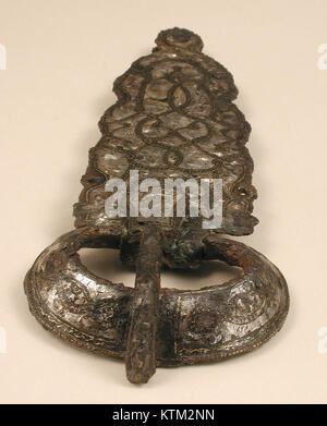 Eine Gürtelschnalle aus dem Metropolitan Museum of Art, katalogisiert als sf17 191 325s34, zeigt kompliziertes Design und handwerkliches Können. Stockfoto