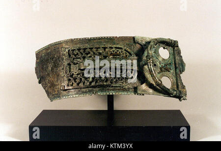 Dieses Artefakt, ein Gürtelfragment mit Schnalle, stammt aus der Sammlung des Metropolitan Museum of Art Es zeigt ein Beispiel historischer Handwerkskunst und bietet Einblick in altes oder mittelalterliches Design und Materialien. Stockfoto