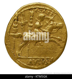 Diese aureus-Münze mit Kaiser Augustus wurde in Lyon geprägt. Die Rückseite der Münze zeigt bedeutende Bilder, die mit der Herrschaft des Kaisers zusammenhängen. Die Münze ist ein wertvolles Artefakt aus dem antiken Rom, das die Macht und den Einfluss des Augustus während des Römischen Reiches widerspiegelt. Stockfoto