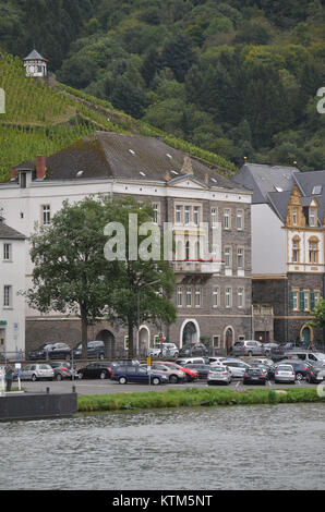 Bernkastel in Deutschland ist bekannt für seine malerische Altstadt und die malerische Aussicht entlang der Mosel. Die Gegend ist berühmt für ihre mittelalterliche Architektur, charmante Straßen und die umliegenden Weinberge, die zu ihrer historischen Weinkultur beitragen. Stockfoto